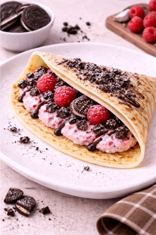 Naleśnik z mascarpone, malinami i ciasteczkami oreo