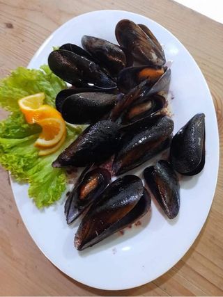 მიდიები თეთრ ღვინოში