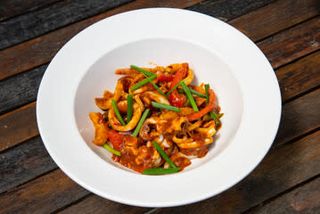 109. Пържени калмари със зеленчуци (500г)