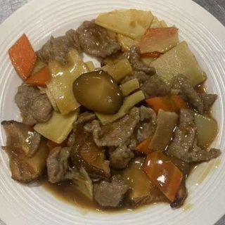 Manzo con funghi e bambù