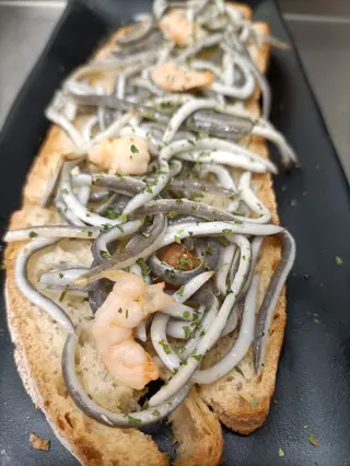 Tosta De Gulas Con Gambas