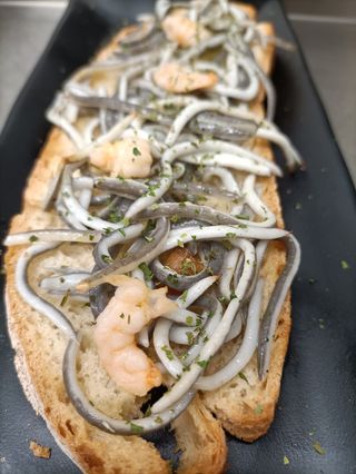 Tosta De Gulas Con Gambas