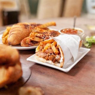 Durum Carne y Patatas Dentro con Salsas