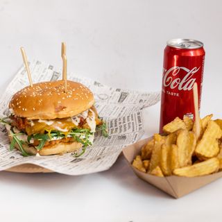Old house burger + pommes frites + Coca-Cola 0,33 l