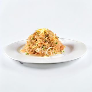 Spaghetti di riso con frutti di mare