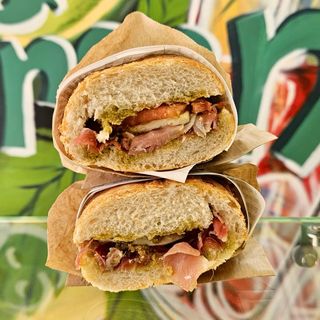 САНДВИЧ С ПРОШУТО КРУДО