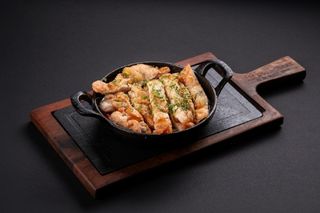 Крехка пилешка пържола върху канапе от задушени зеленчуци с печен сос