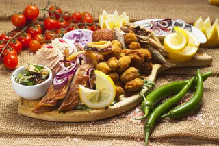 Platou cu delicatese și produse pescărești pentru două- trei persoane