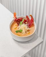 Supă de linte cu chips de prosciutto