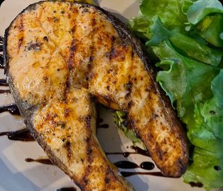 Лосось на гриле в сливочно-икорном соусе