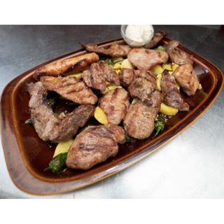 Parrillada ibérica pluma, lagarto, secreto, chorizo criollo y chimichurri