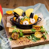 Paella mixta z kurczakiem i owocami morza