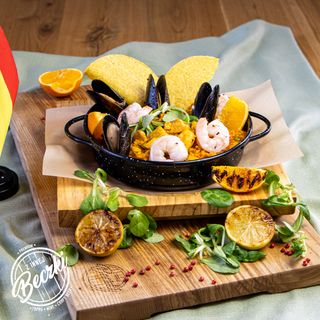 Paella mixta z kurczakiem i owocami morza