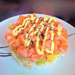 Tartar de Salmon con Base de Arroz