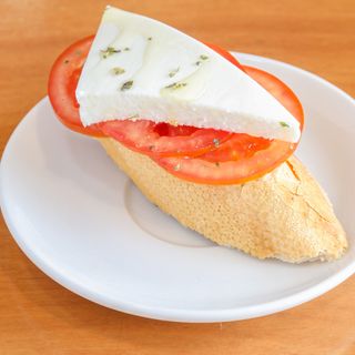 Montadito de queso fresco y  tomate (1 ud.)