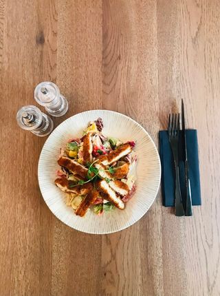 Salată cu pui crispy şi feta cremoasă