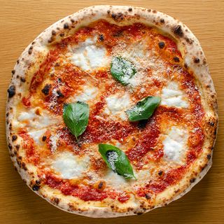 Пица Маргаита с кремообразна бурата