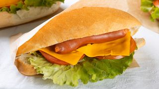 სენდვიჩი სოსისით და ყველით