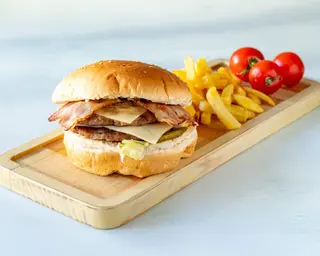 Dupli bejkon burger i pomfrit