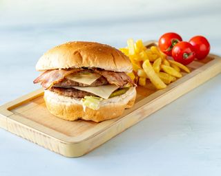 Dupli bejkon burger i pomfrit