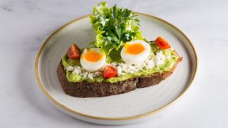 Sendvič sa avokadom i jajima