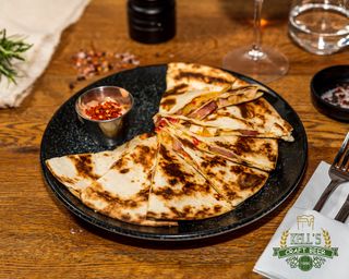 Quesadilla cu bacon si pui