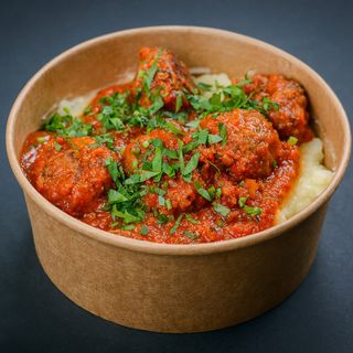 Chiftele cu piure si sos marinara