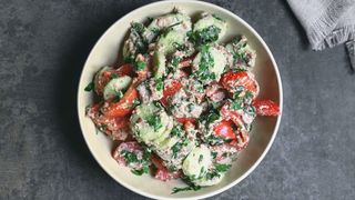 კიტრი-პომიდვრის სალათი ნიგვზით