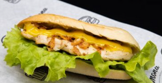 Ramoncito de pollo asado con lechuga, salsa miel y mostaza 