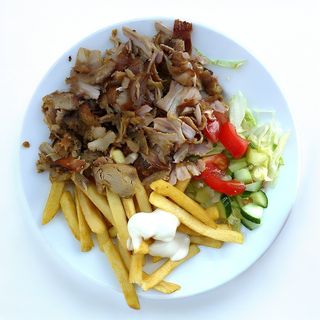 Piatto kebab con patatine