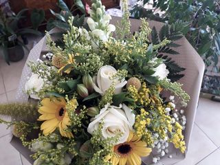 Bouquet fiori misti stagione gialli e bianchi