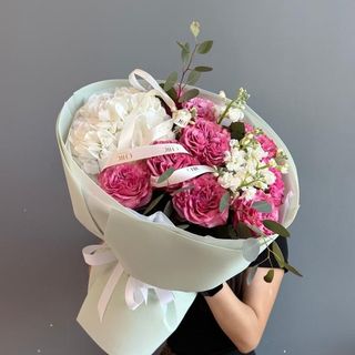 Букет с гортензией и пионовидными розами 
