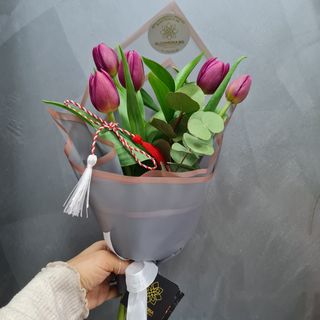 5 lalele mov cu eucalipt si ambalaj