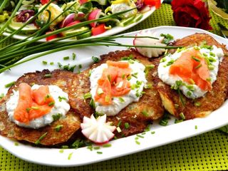 Placki z Łososiem Wędzonym, twarożkiem i przyprawami