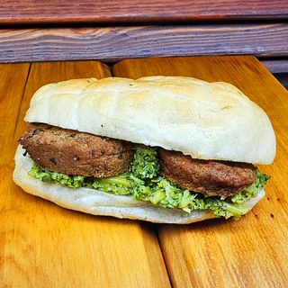 Panino con polpetta di melanzane e broccolo ripassato