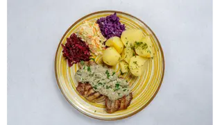 Grillowane polędwiczki wieprzowe w sosie borowikowym, ziemniaki, zestaw surówek