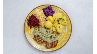 Grillowane polędwiczki wieprzowe w sosie borowikowym, ziemniaki, zestaw surówek