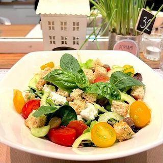 INSALATA GRECA CON AROMI