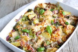 Запечени картофки в керемида с бекон, сметана и кашкавал