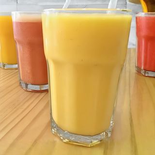 Zumo de mango y fresa (16 oz.)