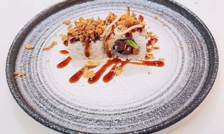 California de atún con aguacate y cebolla crujiente (8 pzs.)