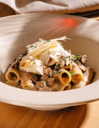 Rigatoni con longaniza, setas, salsa de grana padano y trufa