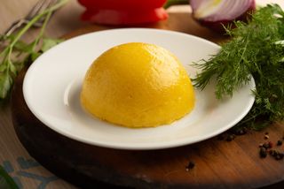 Mămăligă cu brânză și smântână