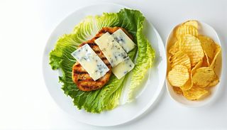 Petto di pollo sottiletta lattuga e patatine