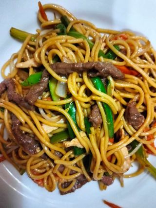 Tallarín frito con ternera