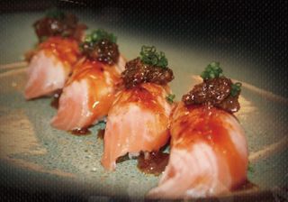 101a. Nigiri De Salmón Flameado (2 Pza.)