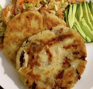 Pupusa especial chorizo con queso 2und