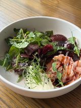 Салат теплий зі сливою та хамоном