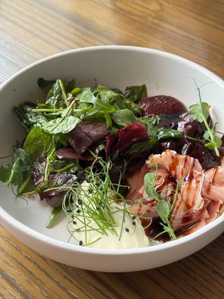 Салат теплий зі сливою та хамоном