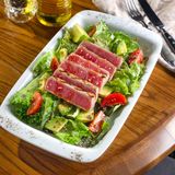 File de ton la grătar cu frunze de salată și avocado